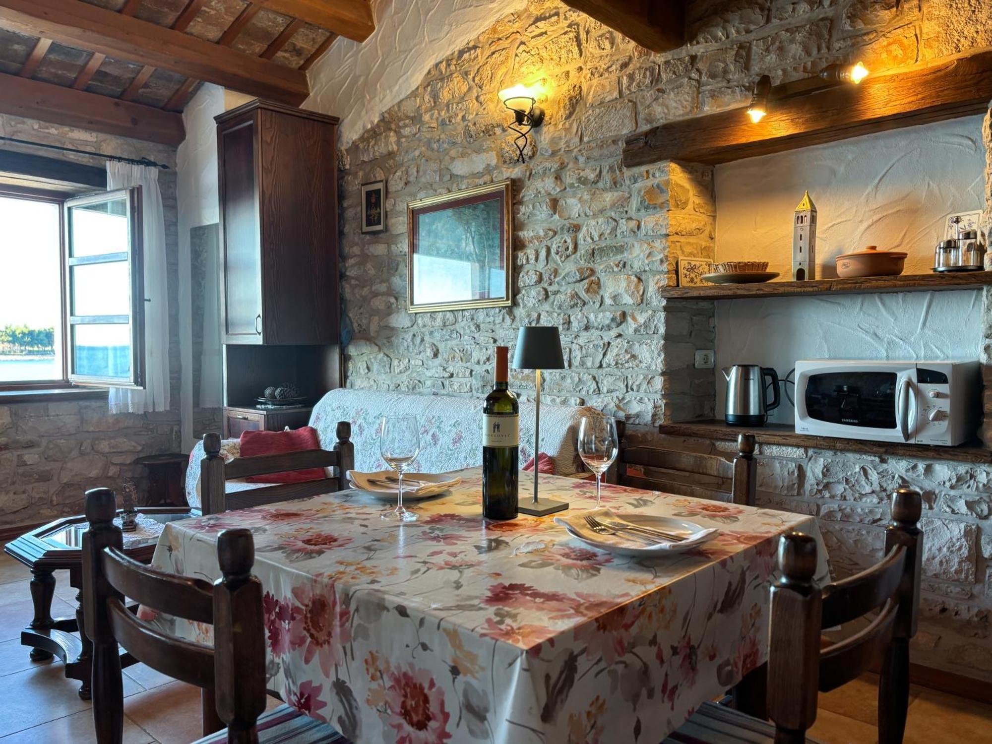 City Center Coastal Escape - Apartments With Sea View Or Cozy Room Novigrad Istria Esterno foto